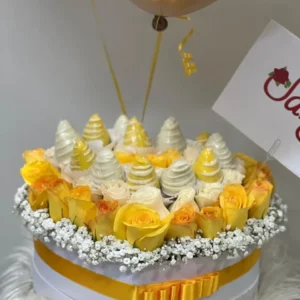 Caja corazon con rosas amarillas, fresas con chocolate y globos con helio.