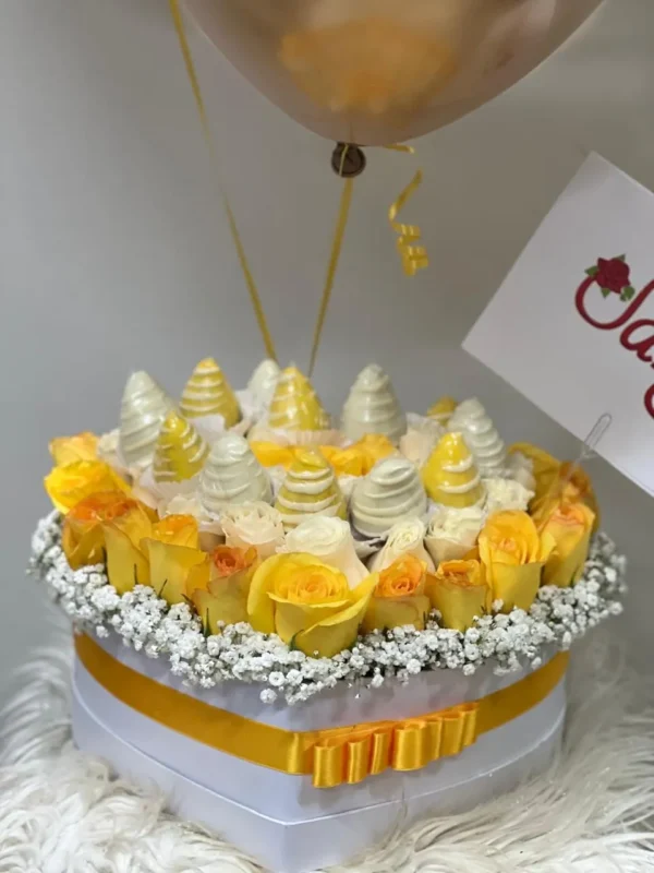 Caja corazon con rosas amarillas, fresas con chocolate y globos con helio.