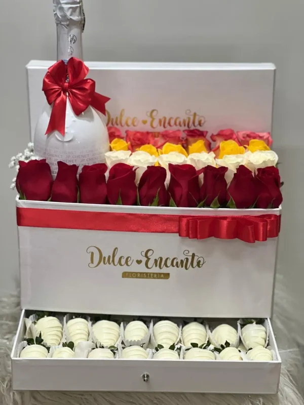 Caja con rosas surtidas, botella de JP Chente y fresas con chocolate.