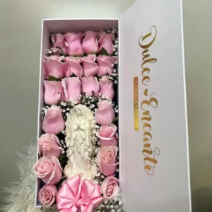 Caja con rosas rosadas y virgen de marmolina