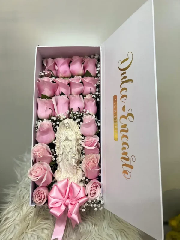 Caja con rosas rosadas y virgen de marmolina