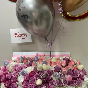 Caja con rosas surtidas, ortensias, fresas con chocolate y globos con helio.