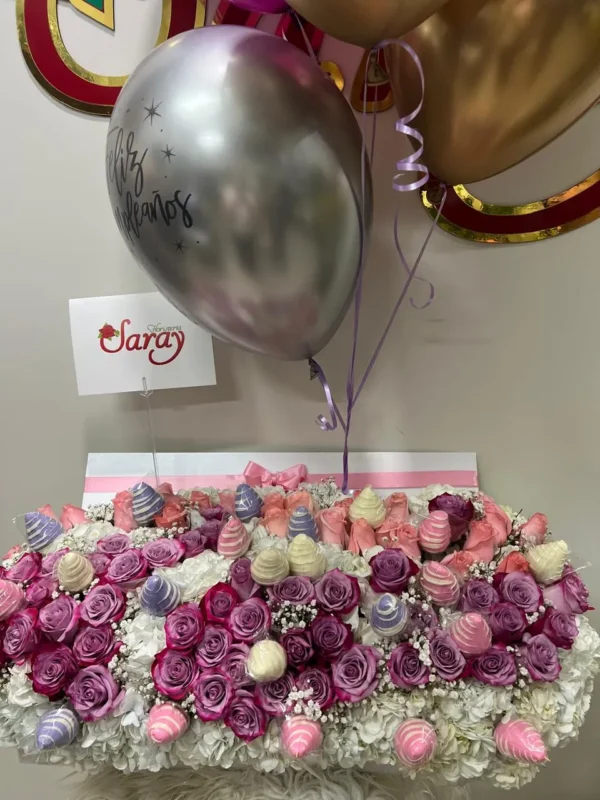 Caja con rosas surtidas, ortensias, fresas con chocolate y globos con helio.