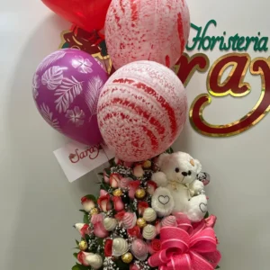 Arreglo floral con rosas surtidas, peluche, fresas con chocolate y globos con helio