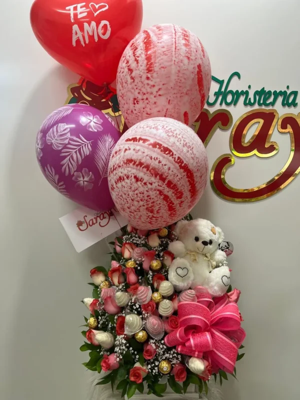 Arreglo floral con rosas surtidas, peluche, fresas con chocolate y globos con helio