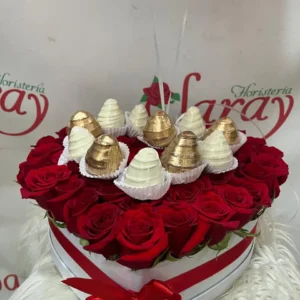 Caja corazon con rosas rojas, fresas con chocolate y globos con helio