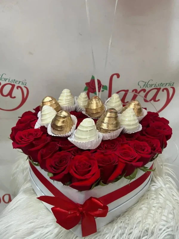 Caja corazon con rosas rojas, fresas con chocolate y globos con helio