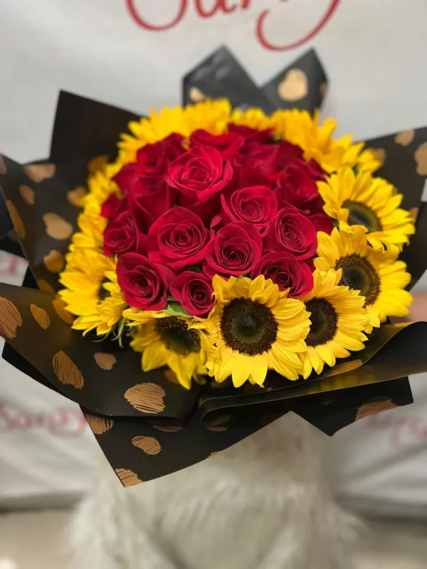 Bouquet en girasoles con rosas rojas