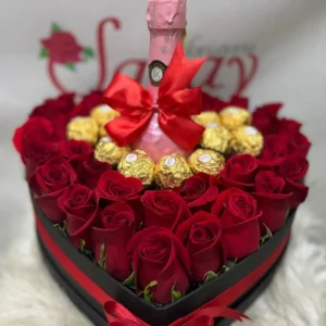 Caja coraxon con rosas rojas, chocolates Ferrero Rocher y botella de JP Chenet.