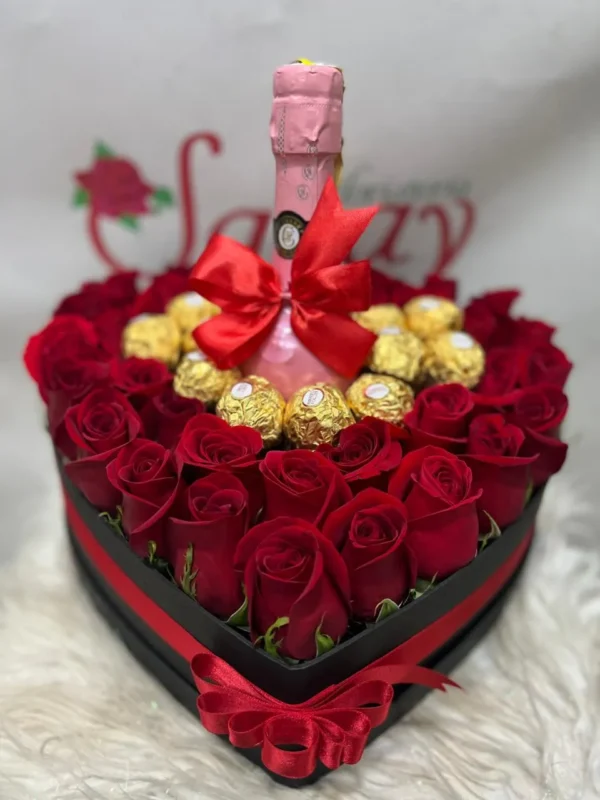 Caja coraxon con rosas rojas, chocolates Ferrero Rocher y botella de JP Chenet.