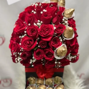 Caja con rosas rojas y fresas con chocolate