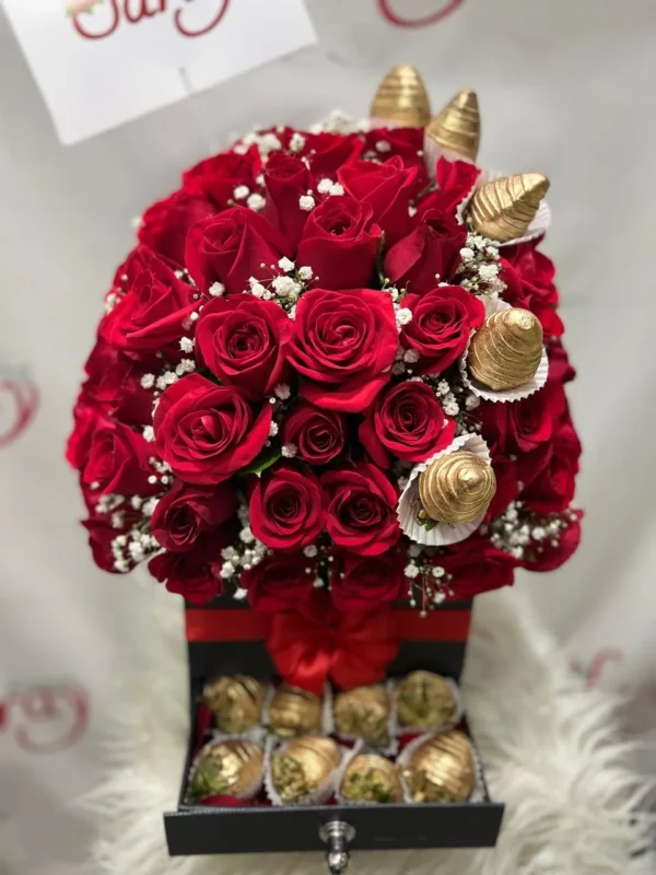 Caja con rosas rojas y fresas con chocolate