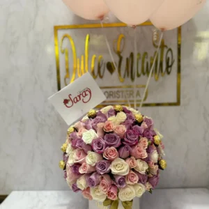 Cilindro en rosas surtidas y globos con helio