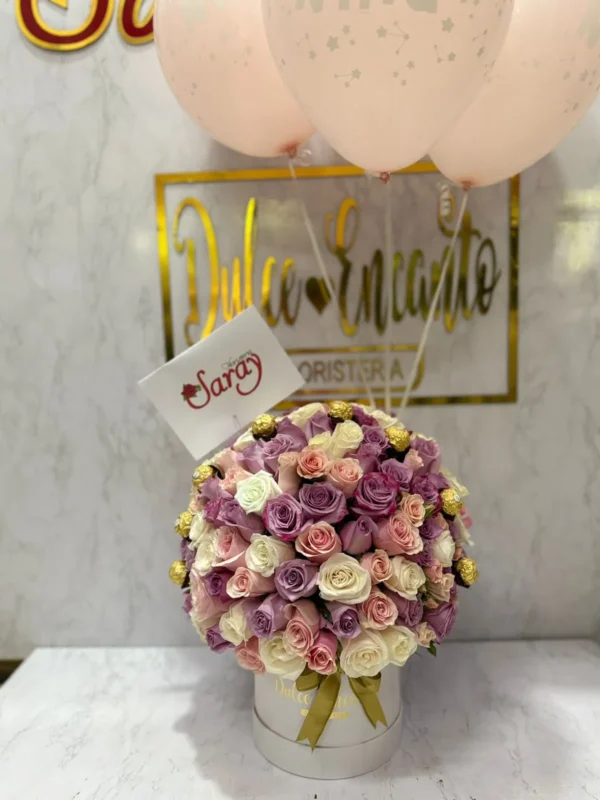 Cilindro en rosas surtidas y globos con helio