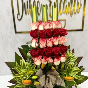 Arreglo floral con rosas y lirios