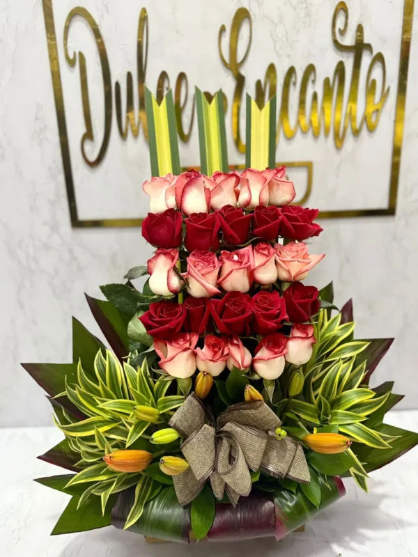 Arreglo floral con rosas y lirios