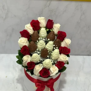 Caja de rosas y fresas con chocolate