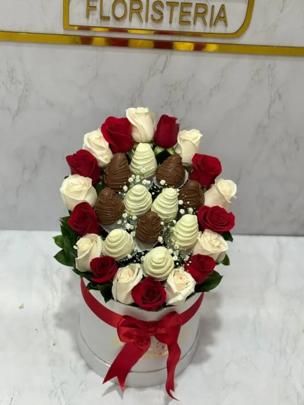 Caja de rosas y fresas con chocolate