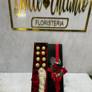 Caja con rosas y chocolates Ferrero Rocher y virgen en marmolina