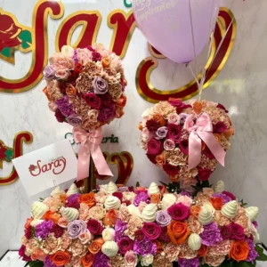 arreglo floral con rosas surtidas, fresas con chocolate y globos con helio