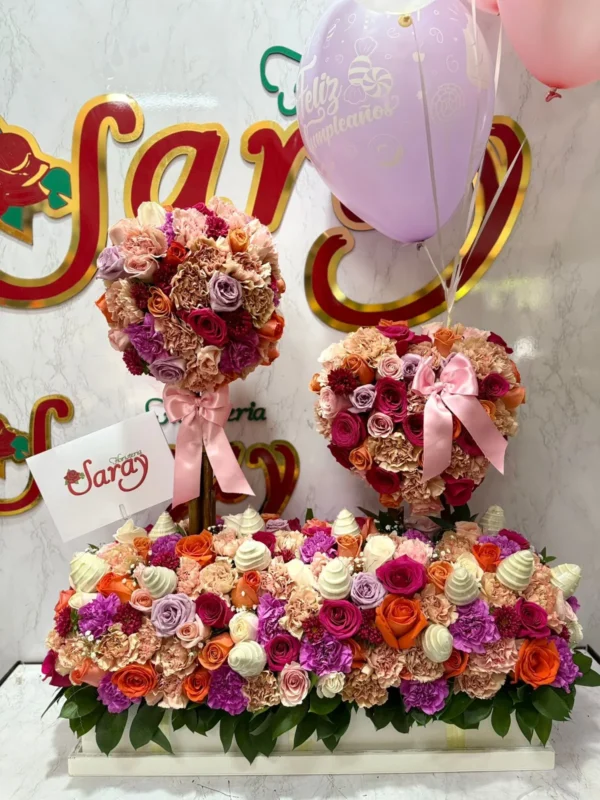 arreglo floral con rosas surtidas, fresas con chocolate y globos con helio