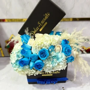 Caja con rosas y hortensias