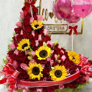 Arreglo floral con rosas, girasoles y globos