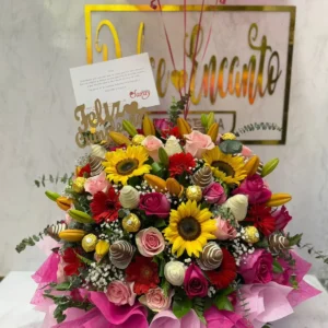 Arreglo floral en girasoles, rosas, gerveras y fresas con chocolate