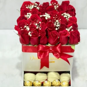 Caja con rosas, fresas con chocolate y chocolates Ferrero Rocher