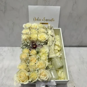 Caja con rosas blancas y virgen en marmolina