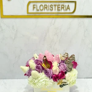 Caja con hortensias, rosas, y fresas con chocolate