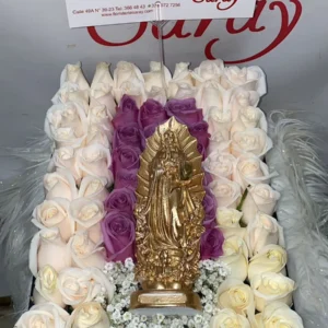 Caja con rosas blancas y moradas y virgen en marmolina