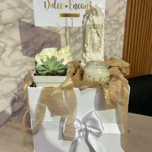 Caja con rosas, vela, suculenta y virgen en marmolina