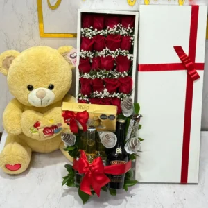 Caja con rosas, chocolates Ferrero Rocher, fresas con chocolate, botella de Bailey's y peluche