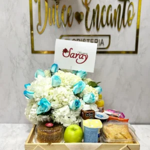 Desayuno sorpresa con rosas y hortensias