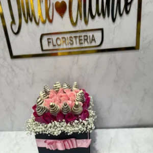 Caja con rosas y fresas con chocolate