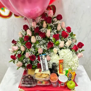 Desayuno sorpresa con rosas, hortensias y globos con helio