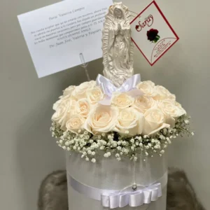 Cilindro en rosas blancas y virgen en marmolina
