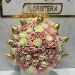 Cilindro con rosas y fresas con chocolate