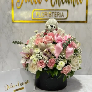 Cilindro con flores surtidas y peluche
