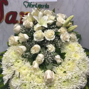 Corona funebre con fuyi y rosas blancas