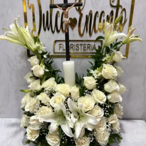 Arreglo funebre con rosas blancas, lirios y cristo