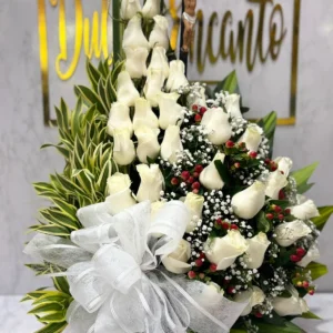 Arreglo funebre con rosas blancas y cristo