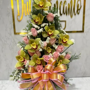 Arreglo floral con rosas y orquideas