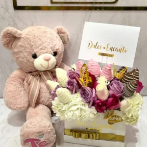 Caja con hortensias, rosas, fresas con chocolate y peluche