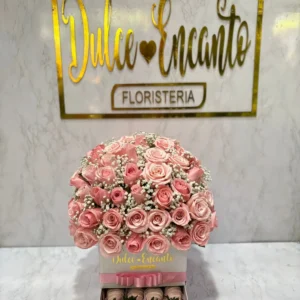 Caja con rosas y fresas con chocolate