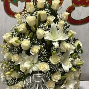 Arreglo funebre con rosas y lirios