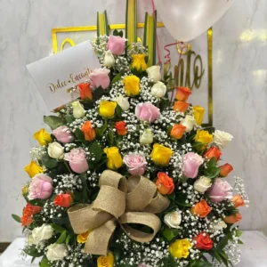 Arreglo floral con rosas surtidas