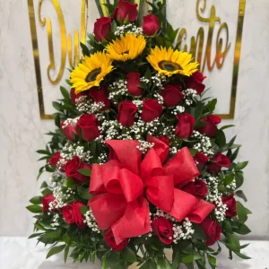 Arreglo floral con rosas y girasoles