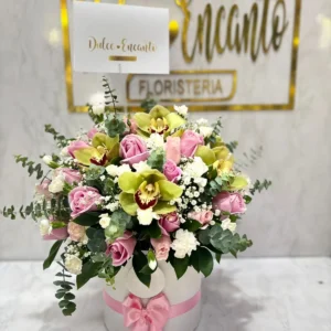 Caja con rosas y orquideas